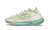 Yeezy Boost 380 Alien Blue cipő szürke és fehér Primeknit felsőrésszel és zöld csíkkal.