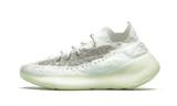 Fehér és szürke Yeezy Boost 380 Calcite Glow cipő áttetsző talppal.