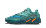 Yeezy Boost 700 V1 Faded Azure cipő kék, narancssárga és szürke részletekkel.