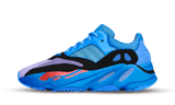Kék Yeezy Boost 700 V1 Hi-Res Blue cipő narancssárga és lila részletekkel.