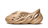 Yeezy Foam RNNR Ochre szandál.