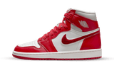 Air Jordan 1 High OG Varsity Red cipő fehér és piros bőrrel.