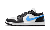 Air Jordan 1 Low cipő fekete, fehér és világoskék színben.