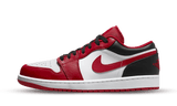 Air Jordan 1 Low Bulls piros, fehér és fekete színű bőr cipő.