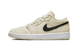 Air Jordan 1 Low Coconut Milk cipő krémszínű bőrrel és fekete swoosh-sal.