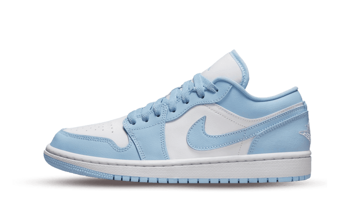 Air Jordan 1 Low Aluminium cipő fehér és világoskék színben.