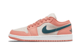 Air Jordan 1 Low Light Madder Root cipő rózsaszín és fehér színben, sötétzöld swoosh-sal.