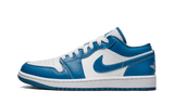 Air Jordan 1 Low Marina Blue cipő fehér és kék színben.