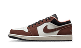 Air Jordan 1 Low Mocha sneaker fehér bőrrel, barna fedőlapokkal és rózsaszín béléssel.