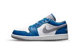 Air Jordan 1 Low True Blue Cement cipő fehér, kék és szürke bőrrel.