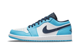 Air Jordan 1 Low UNC cipő fehér, világoskék és sötétkék színben.