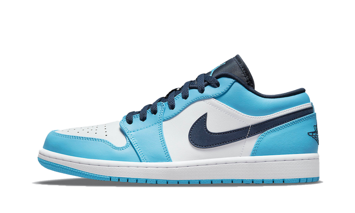 Air Jordan 1 Low UNC cipő fehér, világoskék és sötétkék színben.