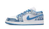 Air Jordan 1 Low Washed Denim cipő fehér és kék színben, mosott farmer mintával.