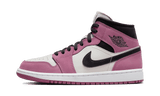 Air Jordan 1 Mid Light Mulberry cipő fehér és bogyószínű bőrrel, fekete swoosh-sal.