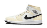 Air Jordan 1 Mid Coconut Milk cipő fehér és krémszínű bőrrel.