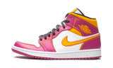 Air Jordan 1 Mid Dia de los Muertos cipő fukszia, sárga és fehér színben.