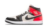 Air Jordan 1 Mid Light Orewood Brown cipő fekete, piros és barna színben.