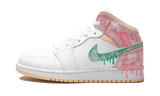 Air Jordan 1 Mid Paint Drip cipő fehér bőrrel, rózsaszín és mentazöld festékcsöpögő részletekkel.