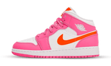 Air Jordan 1 Mid Pinksicle Safety Orange tornacipő fehér, rózsaszín és narancssárga színben.