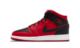 Air Jordan 1 Mid Reverse Bred piros és fekete bőr sportcipő.