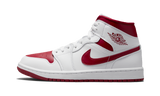 Fehér és piros Air Jordan 1 Mid Reverse Chicago cipő.