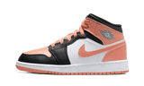 Air Jordan 1 Mid cipő világos bodzaszínű, fehér és fekete bőrrel.