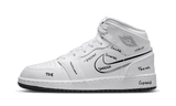 Fehér Air Jordan 1 Mid Schematic cipő fekete feliratokkal.