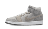 Air Jordan 1 Mid SE szürke nubuk és velúr felsőrésszel.