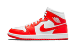 Air Jordan 1 Mid Syracuse fehér és narancssárga színű, bőr felsőrésszel.