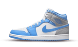 Jordan 1 Mid University Blue Grey cipő fehér, kék és szürke színben.