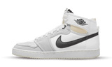 Air Jordan 1 Retro AJKO Greyscale cipő fehér vászon felsőrésszel, szürke elemekkel és fekete Swoosh logóval.