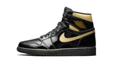 Air Jordan 1 Retro High fekete lakkbőr és metál arany színben.