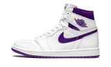 Air Jordan 1 Retro High Court Purple cipő fehér bőr felsőrésszel és lila díszítéssel.