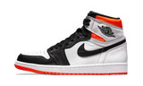 Air Jordan 1 Retro High Electro Orange cipő fehér, fekete és narancssárga színben.