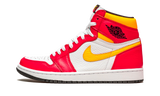 Air Jordan 1 Retro High Light Fusion Red cipő fehér, piros és sárga színben.