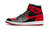 Air Jordan 1 Retro High OG Bred Patent fekete és piros lakkbőr cipő.