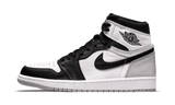 Air Jordan 1 Retro High OG Stage Haze sneaker fehér, fekete és szürke színben.