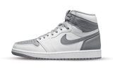 Air Jordan 1 Retro High OG Stealth tornacipő fehér és szürke színben.