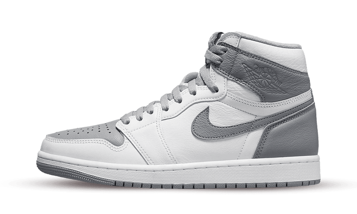 Air Jordan 1 Retro High OG Stealth tornacipő fehér és szürke színben.