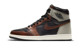 Air Jordan 1 Retro High Patina cipő fekete, barna és szürke bőrrel.