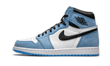 Air Jordan 1 Retro High cipő fehér, fekete és világoskék színben.