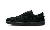 Fekete Air Jordan 1 Retro Low OG SP Travis Scott tornacipő kontrasztos fehér varrással.