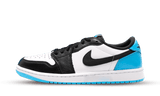 Air Jordan 1 Retro Low OG UNC cipő fehér, fekete és kék színben.