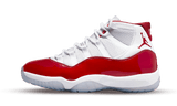 Jordan 11 Retro Cherry (2022) cipő fehér hálós felsőrésszel és piros lakkbőr sárvédővel.