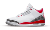 Fehér bőr Jordan 3 Retro Fire Red cipő piros és elefántmintás részletekkel.