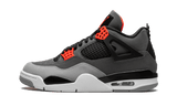 Air Jordan 4 Infrared szürke Durabuck felsőrésszel, fekete hálóval és infravörös részletekkel.