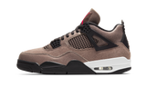 Air Jordan 4 Retro Taupe Haze cipő repedezett textúrával és piros Jumpman logóval.