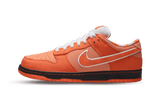 Concepts x Nike Dunk SB Low Orange Lobster cipő narancssárga nubuk felsőrésszel.