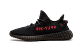 Fekete Yeezy Boost 350 V2 cipő piros SPLY-350 felirattal.