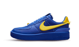 Kék AMBUSH x Nike Air Force 1 Low SP sneaker sárga Swoosh-szal.